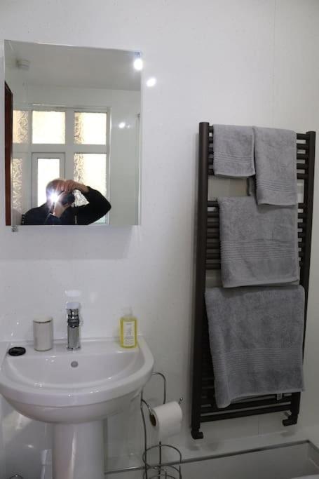 ניוטאון Garn Lodge מראה חיצוני תמונה